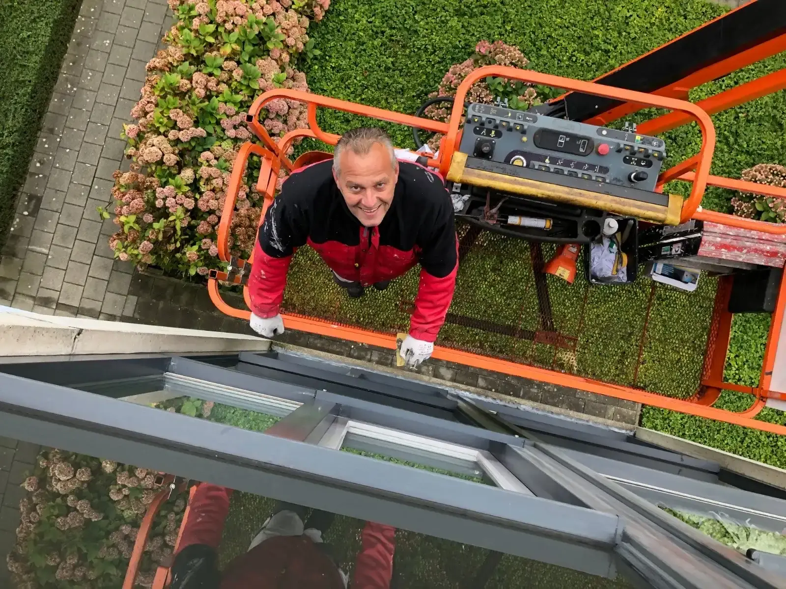 André de Jong aan het werk in de hoogwerker